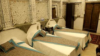 اتاق سه تخته هتل ملک التجار یزد اتاق سه تخته هتل ملک التجار یزد